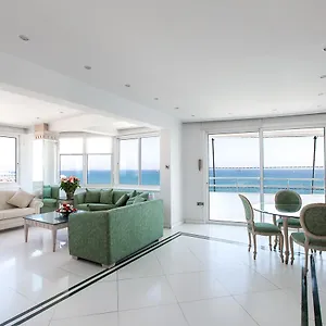 דירה Laila's Seaview Penthouse, לרנקה