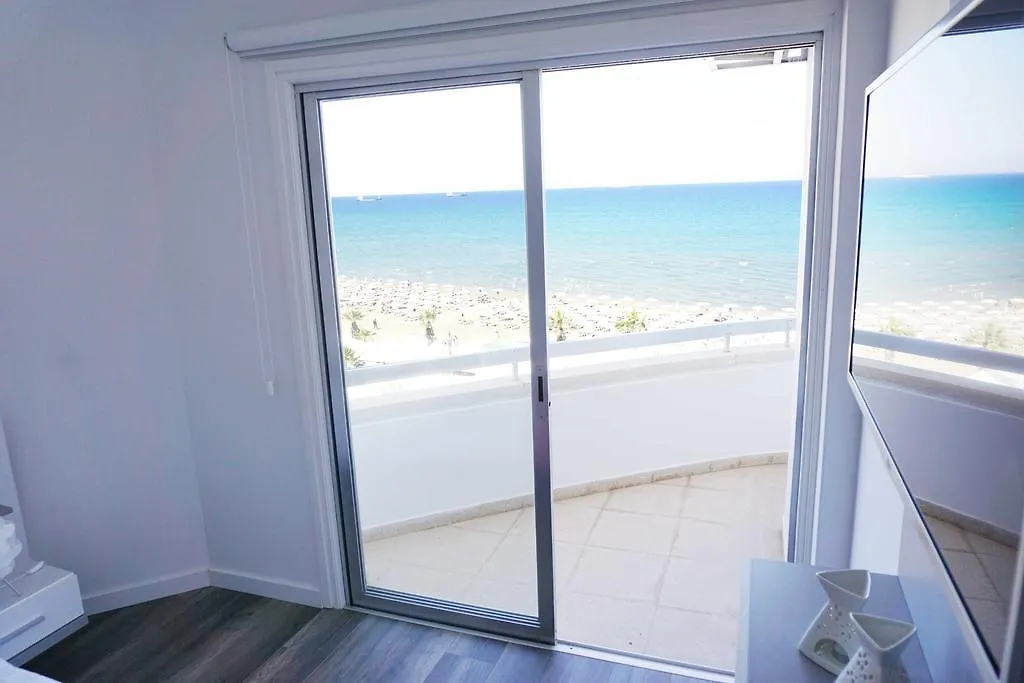 דירות לרנקה Lazuli Sea View Beachfront Ap 43